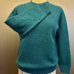 Harley of Scotland - Dame Pullover Donegal Tweed Petrolblå, turkis, azurblå, gigha, damer, damestrik, dametrøje, sweater, pullover, strikket, uld, lambswool, donegal, nister, meleret, kvalitet, flot, enkel, elegant, sporty, holdbar, skotsk, saddleback, underspillet, luksus, smuk, lkker, ren, blød, kradser ikke, let, lun, biti, ribe