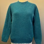 Harley of Scotland - Dame Pullover Donegal Tweed Petrolblå, turkis, azurblå, gigha, damer, damestrik, dametrøje, sweater, pullover, strikket, uld, lambswool, donegal, nister, meleret, kvalitet, flot, enkel, elegant, sporty, holdbar, skotsk, saddleback, underspillet, luksus, smuk, lkker, ren, blød, kradser ikke, let, lun, biti, ribe