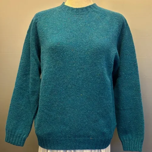 Harley of Scotland - Dame Pullover Donegal Tweed Petrolblå, turkis, azurblå, gigha, damer, damestrik, dametrøje, sweater, pullover, strikket, uld, lambswool, donegal, nister, meleret, kvalitet, flot, enkel, elegant, sporty, holdbar, skotsk, saddleback, underspillet, luksus, smuk, lkker, ren, blød, kradser ikke, let, lun, biti, ribe