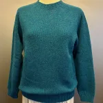 Harley of Scotland - Dame Pullover Donegal Tweed Petrolblå, turkis, azurblå, gigha, damer, damestrik, dametrøje, sweater, pullover, strikket, uld, lambswool, donegal, nister, meleret, kvalitet, flot, enkel, elegant, sporty, holdbar, skotsk, saddleback, underspillet, luksus, smuk, lkker, ren, blød, kradser ikke, let, lun, biti, ribe