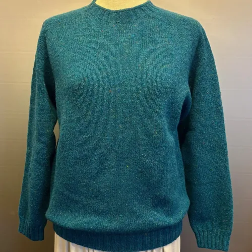 Harley of Scotland - Dame Pullover Donegal Tweed Petrolblå, turkis, azurblå, gigha, damer, damestrik, dametrøje, sweater, pullover, strikket, uld, lambswool, donegal, nister, meleret, kvalitet, flot, enkel, elegant, sporty, holdbar, skotsk, saddleback, underspillet, luksus, smuk, lkker, ren, blød, kradser ikke, let, lun, biti, ribe