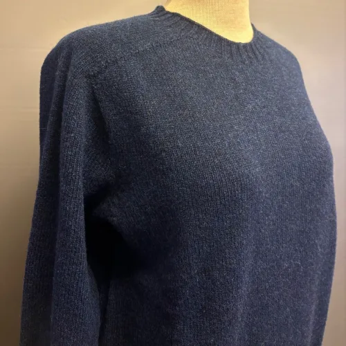 Harley of Scotland - Dame Pullover Superfine Lambswool Cosmos, midnatsblå, mørkeblå, marine, navy, elegant, cashmere, superfine, ekstra, blød, luksuriøs, kvalitet, angora, smørblød, kort, dame, model, klædelig, holdbar, klassisk, smagfuld, underspillet, skøn, kradser ikke, ensfarvet, meleret, farvespil, skotsk, skotlnd, strik, tynd, lun, indendørs, strik, trøje, sweater, pullover, rund hals, smart, sporty, posh, design, biti, ribe,