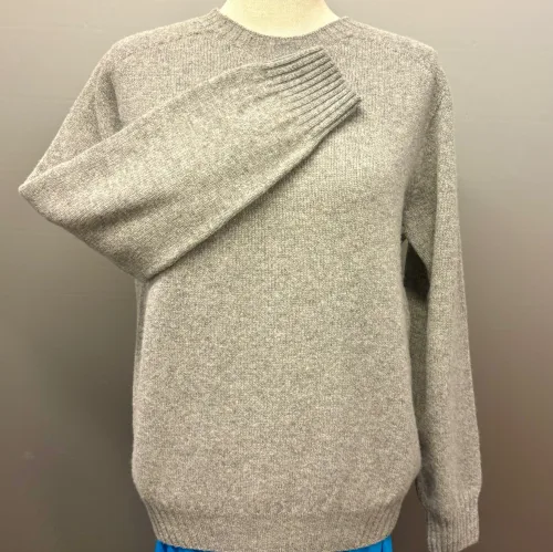 Harley of Scotland - Dame Pullover Superfine Lambswool Lysegrå, grå, flannel, grey, silver, sølvgrå, ensfarvet, alsidig, holdbar, tidløs, damestrik, damesweater, damepullover, grøn, petrol, petroleumsgrøn, elegant, cashmere, superfine, ekstra, blød, luksuriøs, kvalitet, angora, smørblød, kort, dame, model, klædelig, holdbar, klassisk, smagfuld, underspillet, skøn, kradser ikke, ensfarvet, meleret, farvespil, skotsk, skotlnd, strik, tynd, lun, indendørs, strik, trøje, sweater, pullover, rund hals, smart, sporty, posh, design, biti, ribe,