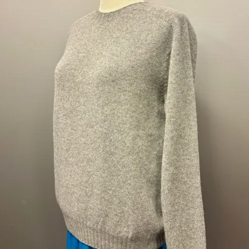 Harley of Scotland - Dame Pullover Superfine Lambswool Lysegrå, grå, flannel, grey, silver, sølvgrå, ensfarvet, alsidig, holdbar, tidløs, damestrik, damesweater, damepullover, grøn, petrol, petroleumsgrøn, elegant, cashmere, superfine, ekstra, blød, luksuriøs, kvalitet, angora, smørblød, kort, dame, model, klædelig, holdbar, klassisk, smagfuld, underspillet, skøn, kradser ikke, ensfarvet, meleret, farvespil, skotsk, skotlnd, strik, tynd, lun, indendørs, strik, trøje, sweater, pullover, rund hals, smart, sporty, posh, design, biti, ribe,