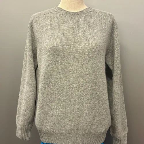 Harley of Scotland - Dame Pullover Superfine Lambswool Lysegrå, grå, flannel, grey, silver, sølvgrå, ensfarvet, alsidig, holdbar, tidløs, damestrik, damesweater, damepullover, grøn, petrol, petroleumsgrøn, elegant, cashmere, superfine, ekstra, blød, luksuriøs, kvalitet, angora, smørblød, kort, dame, model, klædelig, holdbar, klassisk, smagfuld, underspillet, skøn, kradser ikke, ensfarvet, meleret, farvespil, skotsk, skotlnd, strik, tynd, lun, indendørs, strik, trøje, sweater, pullover, rund hals, smart, sporty, posh, design, biti, ribe,