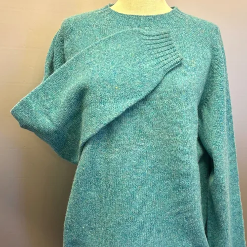 Harley of Scotland - Lambswool Pullover Uni Turkis, azure, hummingbird, soft, lambswool, uld, ren, let, tynd, indendørs, herretrøje, herre, mænd, strik, pullover, striktrje, ulden, uldtrøje, sweater, unisex, lang, cool, klassisk, skotsk, skotland, kvalitet, lækker, holdbar, tidsløs, tidløs, bæredygtig, ren, naturmaterialer, klædelig, under, en blazer, rund hals, fintstrikket, luksus, behagelig, varm, lun, smart, biti, ribe