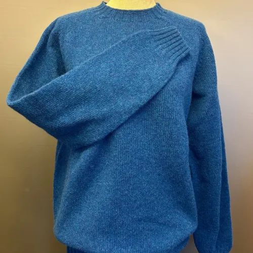 Harley of Scotland - Lambswool Pullover Uni Safirblå, sapphre, soft, lambswool, uld, ren, let, tynd, indendørs, herretrøje, herre, mænd, strik, pullover, striktrje, ulden, uldtrøje, sweater, unisex, lang, cool, klassisk, skotsk, skotland, kvalitet, lækker, holdbar, tidsløs, tidløs, bæredygtig, ren, naturmaterialer, klædelig, under, en blazer, rund hals, fintstrikket, luksus, behagelig, varm, lun, smart, biti, ribe