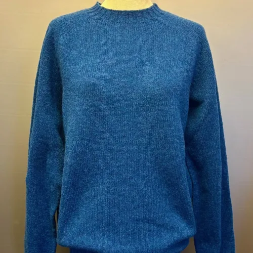Harley of Scotland - Lambswool Pullover Uni Safirblå, sapphre, soft, lambswool, uld, ren, let, tynd, indendørs, herretrøje, herre, mænd, strik, pullover, striktrje, ulden, uldtrøje, sweater, unisex, lang, cool, klassisk, skotsk, skotland, kvalitet, lækker, holdbar, tidsløs, tidløs, bæredygtig, ren, naturmaterialer, klædelig, under, en blazer, rund hals, fintstrikket, luksus, behagelig, varm, lun, smart, biti, ribe