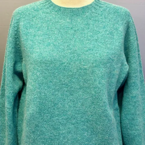 Harley of Scotland - Lambswool Pullover Uni Turkis, azure, hummingbird, soft, lambswool, uld, ren, let, tynd, indendørs, herretrøje, herre, mænd, strik, pullover, striktrje, ulden, uldtrøje, sweater, unisex, lang, cool, klassisk, skotsk, skotland, kvalitet, lækker, holdbar, tidsløs, tidløs, bæredygtig, ren, naturmaterialer, klædelig, under, en blazer, rund hals, fintstrikket, luksus, behagelig, varm, lun, smart, biti, ribe