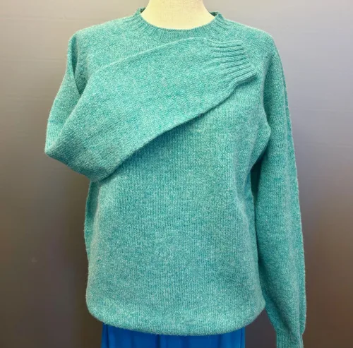 Harley of Scotland - Lambswool Pullover Uni Turkis, azure, hummingbird, soft, lambswool, uld, ren, let, tynd, indendørs, herretrøje, herre, mænd, strik, pullover, striktrje, ulden, uldtrøje, sweater, unisex, lang, cool, klassisk, skotsk, skotland, kvalitet, lækker, holdbar, tidsløs, tidløs, bæredygtig, ren, naturmaterialer, klædelig, under, en blazer, rund hals, fintstrikket, luksus, behagelig, varm, lun, smart, biti, ribe