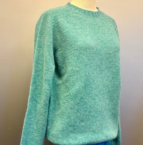 Harley of Scotland - Lambswool Pullover Uni Turkis, azure, hummingbird, soft, lambswool, uld, ren, let, tynd, indendørs, herretrøje, herre, mænd, strik, pullover, striktrje, ulden, uldtrøje, sweater, unisex, lang, cool, klassisk, skotsk, skotland, kvalitet, lækker, holdbar, tidsløs, tidløs, bæredygtig, ren, naturmaterialer, klædelig, under, en blazer, rund hals, fintstrikket, luksus, behagelig, varm, lun, smart, biti, ribe