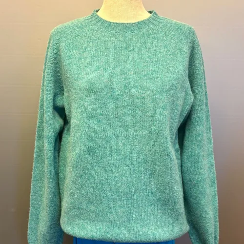 Harley of Scotland - Lambswool Pullover Uni Turkis, azure, hummingbird, soft, lambswool, uld, ren, let, tynd, indendørs, herretrøje, herre, mænd, strik, pullover, striktrje, ulden, uldtrøje, sweater, unisex, lang, cool, klassisk, skotsk, skotland, kvalitet, lækker, holdbar, tidsløs, tidløs, bæredygtig, ren, naturmaterialer, klædelig, under, en blazer, rund hals, fintstrikket, luksus, behagelig, varm, lun, smart, biti, ribe