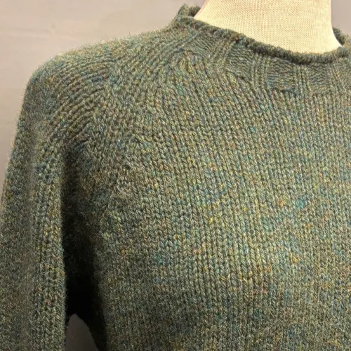 Harley of Scotland - Uni Pullover Lambswool Jade Grøn, jade, M2882, herre, unisex, tyk, vamset, chunky, let, behagelig, græsk blå, atlantic, spray, vintertrøje, vinterstrik, let, tyk, blød, varm, lun, flot, lækker, kvalitet, til, mænd, damer, herrer, herrestrik, damestrik, pullover, sweater, holdbar, skotsk, skotland, striktrøje, uld, ren, lambswool, lammeuld, chunky, smuk, herresweater, biti, ribe, boy friend fit, armygrøn, khaki, militærgrøn,
