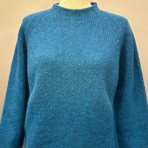 Harley of Scotland Unisex Pullover - Uld Atlantic Blå , tyk, vamset, chunky, let, behagelig, græsk blå, atlantic, spray, vintertrøje, vinterstrik, let, tyk, blød, varm, lun, flot, lækker, kvalitet, til, mænd, damer, herrer, herrestrik, damestrik, pullover, sweater, holdbar, skotsk, skotland, striktrøje, uld, ren, lambswool, lammeuld, chunky, smuk, herresweater, biti, ribe, boy friend fit