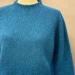 Harley of Scotland Unisex Pullover - Uld Atlantic Blå , tyk, vamset, chunky, let, behagelig, græsk blå, atlantic, spray, vintertrøje, vinterstrik, let, tyk, blød, varm, lun, flot, lækker, kvalitet, til, mænd, damer, herrer, herrestrik, damestrik, pullover, sweater, holdbar, skotsk, skotland, striktrøje, uld, ren, lambswool, lammeuld, chunky, smuk, herresweater, biti, ribe, boy friend fit