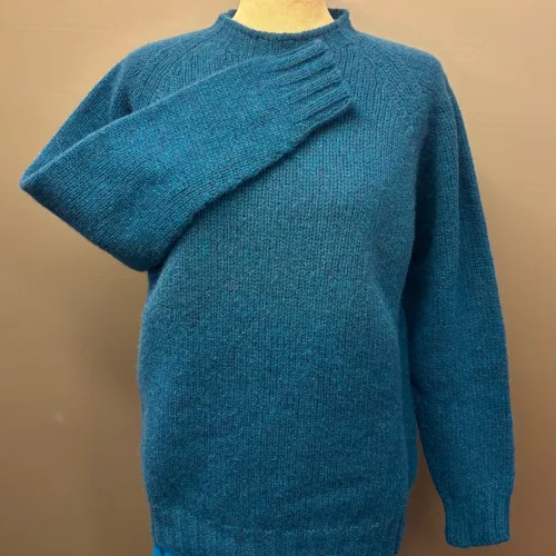 Harley of Scotland Unisex Pullover - Uld Atlantic Blå , tyk, vamset, chunky, let, behagelig, græsk blå, atlantic, spray, vintertrøje, vinterstrik, let, tyk, blød, varm, lun, flot, lækker, kvalitet, til, mænd, damer, herrer, herrestrik, damestrik, pullover, sweater, holdbar, skotsk, skotland, striktrøje, uld, ren, lambswool, lammeuld, chunky, smuk, herresweater, biti, ribe, boy friend fit