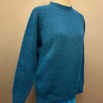 Harley of Scotland Unisex Pullover - Uld Atlantic Blå , M2882/7, tyk, vamset, chunky, let, behagelig, græsk blå, atlantic, spray, vintertrøje, vinterstrik, let, tyk, blød, varm, lun, flot, lækker, kvalitet, til, mænd, damer, herrer, herrestrik, damestrik, pullover, sweater, holdbar, skotsk, skotland, striktrøje, uld, ren, lambswool, lammeuld, chunky, smuk, herresweater, biti, ribe, boy friend fit
