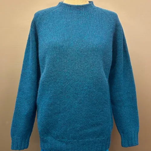 Harley of Scotland Unisex Pullover - Uld Atlantic Blå , tyk, vamset, chunky, let, behagelig, græsk blå, atlantic, spray, vintertrøje, vinterstrik, let, tyk, blød, varm, lun, flot, lækker, kvalitet, til, mænd, damer, herrer, herrestrik, damestrik, pullover, sweater, holdbar, skotsk, skotland, striktrøje, uld, ren, lambswool, lammeuld, chunky, smuk, herresweater, biti, ribe, boy friend fit