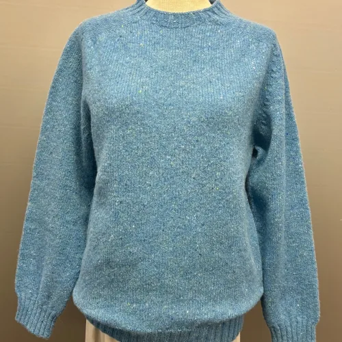 Harley of Scotland – Uni Pullover Donegal Tweed Blå, donegal, blød, fed, bomuld, ren, uld, lammeuld, irsk, skotsk, smart, klassisk, lækker, kvalitet, let, lun, indendørs, herrestrik, herrepullover, herresweater, sweater, strik, trøje, sweater, pullover, ulden, strikket, striktrøje, enkel, biti, himmelblå, deneim, lyseblå, blå, coll,