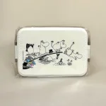 Madkasse - Dobbelt med Klemmer Mumi Bader i Søen, 6110, vatten, bad, drenge piger, voksne, drengemadkasse, pigemadkasse, mumitroldene, mumimor, mumifar, mumihuset, mumidalen, tove jansson, skole, børnehave, job, arbejde, frikost, madkasse, rummelig, miljørigtig, madpakke, medbragt, middagspausen, biti, ribe