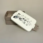 Madkasse - Dobbelt med Klemmer Mumi Bader i Søen, 6110, vatten, bad, drenge piger, voksne, drengemadkasse, pigemadkasse, mumitroldene, mumimor, mumifar, mumihuset, mumidalen, tove jansson, skole, børnehave, job, arbejde, frikost, madkasse, rummelig, miljørigtig, madpakke, medbragt, middagspausen, biti, ribe