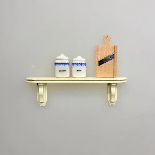 Miniature Hylde til Væg - Creme, hylde, svævehylde, miniature, hylde, af træ, træhylde, 1:12, miniature, møbler, dukkehus, ting, tilbehør, dukkemøbler, dukkehusmøbler, interiør, symbolsk, gave, sang, tale, sjov, gavekort, bryllup, konfirmation, rejse, indflyttergave, nisser, nissedør, nissemøbler, nissehus, nissebo, biti, ribe, sætterkasse, kikkasse, sjov, 2934, Miniature Porcelænskrukker Mel & Sukker