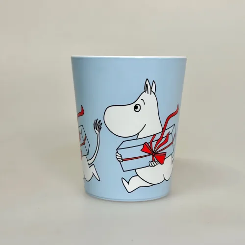 Mumi Kop - Lyseblå Mumi med Gave, babyblå, mumi, gave, fødselsdagsgave, kop, krus, bæger, drikkebæger, melamin, plast, sød, rød, lille my, børnekop, børnekrus, fødevaregodkendt, uden skadelige stoffer, praktisk, til børn, mumi, mumitroldene, tove jannsson, kage, fødselsdag, festlig, rätt start, biti, ribe, gave, gaveide, barnedåb, baby, shower