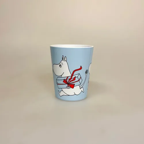 Mumi Kop - Lyseblå Mumi med Gave, babyblå, mumi, gave, fødselsdagsgave, kop, krus, bæger, drikkebæger, melamin, plast, sød, rød, lille my, børnekop, børnekrus, fødevaregodkendt, uden skadelige stoffer, praktisk, til børn, mumi, mumitroldene, tove jannsson, kage, fødselsdag, festlig, rätt start, biti, ribe, gave, gaveide, barnedåb, baby, shower