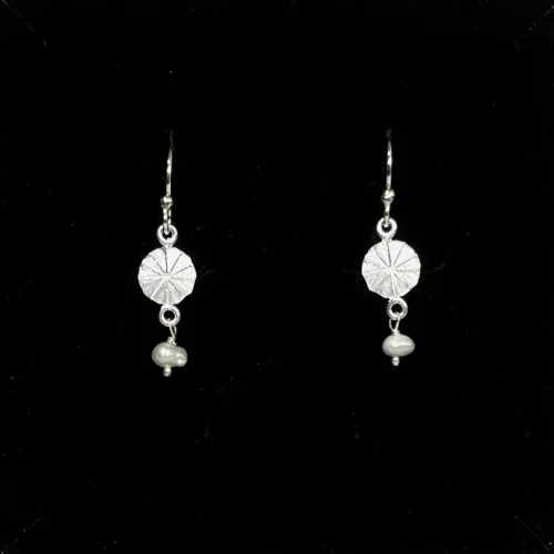 Ørehængere i Sølv - Rund Vifte og Perle, ferskvandsperle, ægte, perler, rund, lille, let, foldet, vifte, parasol, blomst, susanne friis bjørner, hængere, ørehængere, sølv, smykker, øreringe, lette, fine, feminine, særlige, dansk, design, små, elegante, biti, ribe,