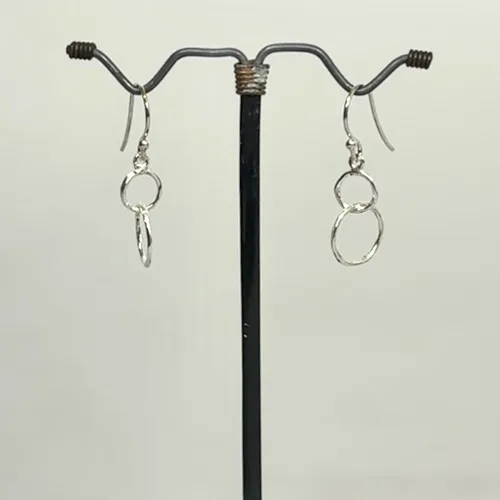 Ørehængere i Sølv - To Små Ringe,susanne friis bjørner, dansk, design, ægte, sølv, sølvøreringe, gave, agaveide, 5712-1-12, lette, feminine, klassiske, enkle, moderne, små, hængere, hængeøreringe, grafiske, smarte, lys sølv, biti, ribe
