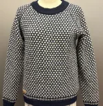 Sirri Færø Pullover - Liljemønster Kort Navy, 2026, marine, blå, mørkeblå, navy, kort, damestrik, piger, drenge, færøsk, færøstrik, færøerne, uldstrik, uld, ren uld, pullover, sweater, striktrøje, trøje, raglan ærmer, raglanærmer, moderne, hipster, petroleum, turkis, grøn, klassisk, lækker, kvalitet, billig, flot, strik, ulden, uld, biti, ribe, vadehavet, nationalpark,
