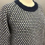 Sirri Færø Pullover - Liljemønster Kort Navy, 2026, marine, blå, mørkeblå, navy, kort, damestrik, piger, drenge, færøsk, færøstrik, færøerne, uldstrik, uld, ren uld, pullover, sweater, striktrøje, trøje, raglan ærmer, raglanærmer, moderne, hipster, petroleum, turkis, grøn, klassisk, lækker, kvalitet, billig, flot, strik, ulden, uld, biti, ribe, vadehavet, nationalpark,