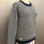 Sirri Færø Pullover - Liljemønster Kort Navy, 2026, marine, blå, mørkeblå, navy, kort, damestrik, piger, drenge, færøsk, færøstrik, færøerne, uldstrik, uld, ren uld, pullover, sweater, striktrøje, trøje, raglan ærmer, raglanærmer, moderne, hipster, petroleum, turkis, grøn, klassisk, lækker, kvalitet, billig, flot, strik, ulden, uld, biti, ribe, vadehavet, nationalpark,