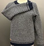 Sirri Færø Pullover - Liljemønster Kort Navy, 2026, marine, blå, mørkeblå, navy, kort, damestrik, piger, drenge, færøsk, færøstrik, færøerne, uldstrik, uld, ren uld, pullover, sweater, striktrøje, trøje, raglan ærmer, raglanærmer, moderne, hipster, petroleum, turkis, grøn, klassisk, lækker, kvalitet, billig, flot, strik, ulden, uld, biti, ribe, vadehavet, nationalpark,