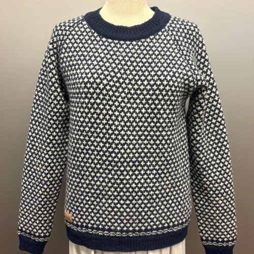 Sirri Færø Pullover - Liljemønster Kort Navy, 2026, marine, blå, mørkeblå, navy, kort, damestrik, piger, drenge, færøsk, færøstrik, færøerne, uldstrik, uld, ren uld, pullover, sweater, striktrøje, trøje, raglan ærmer, raglanærmer, moderne, hipster, petroleum, turkis, grøn, klassisk, lækker, kvalitet, billig, flot, strik, ulden, uld, biti, ribe, vadehavet, nationalpark,