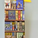 Bogmærke Karton med Bøger, bibliotek, engelske, titler, book lover, shelves, libary, oxford, universitet, læsehest, bogreoler, læser, bogorm, forfatter, boggave, gave, symbolsk, biti, ribe