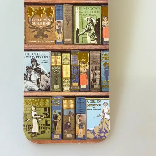 Bogmærke Karton med Bøger, bibliotek, engelske, titler, book lover, shelves, libary, oxford, universitet, læsehest, bogreoler, læser, bogorm, forfatter, boggave, gave, symbolsk, biti, ribe