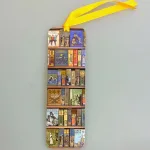 Bogmærke Karton med Bøger, bibliotek, engelske, titler, book lover, shelves, libary, oxford, universitet, læsehest, bogreoler, læser, bogorm, forfatter, boggave, gave, symbolsk, biti, ribe