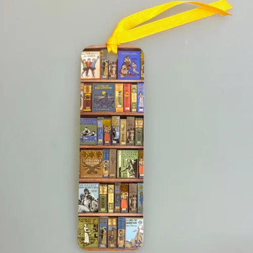 Bogmærke Karton med Bøger, bibliotek, engelske, titler, book lover, shelves, libary, oxford, universitet, læsehest, bogreoler, læser, bogorm, forfatter, boggave, gave, symbolsk, biti, ribe
