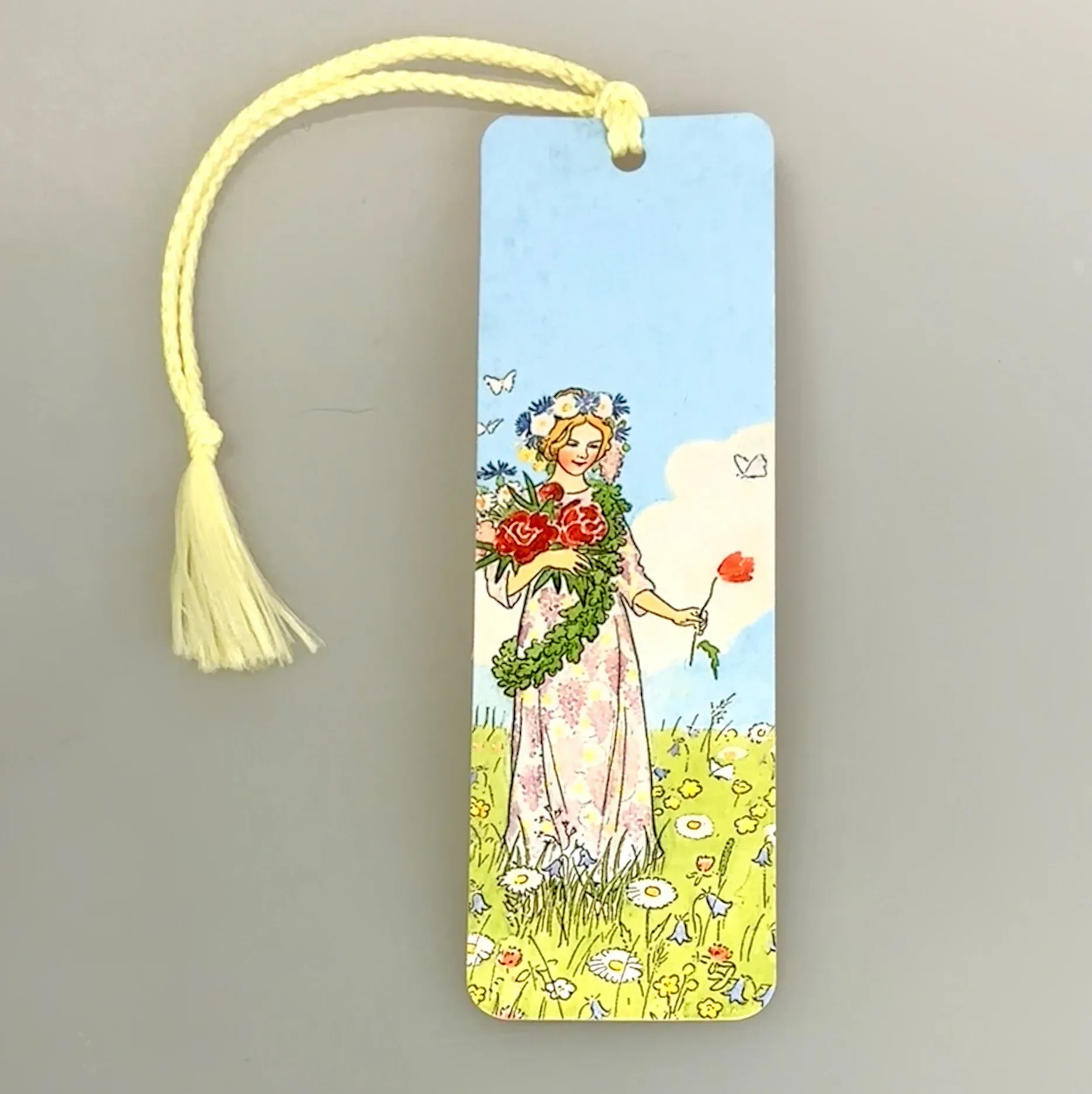 Bogmærke Karton med Elsa Beskow Midsommer Feen Bogmærke Karton med Elsa Beskow Midsommer Feen, elsa beskow, svensk, smukt, blomsterfesten, gamle, motiver, læsehest, boggave, gave, læser, bøger, lille, fint, sommer, midsommer, biti, ribe, 571, midsommarfen,