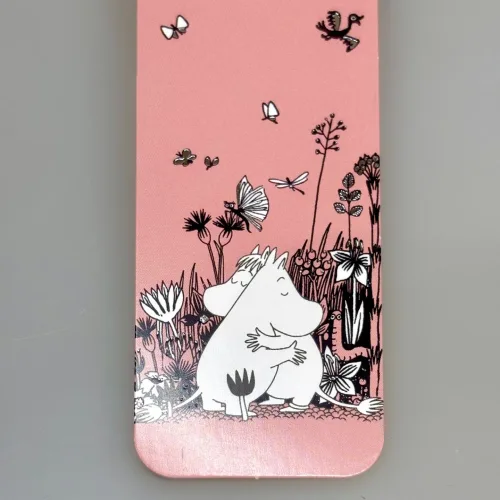 Bogmærke Karton med Mumi & Snorkfrøkenen, kram,knus, kærlighed, kærester, rosa, lyserødt, mumi, moomin, bogmørke, læser, læsehest, elsker, bøger, bogorm, boggave, børnebog, boggave, mumidalen, sølv, flot, fint, gave, gaveide, bkmk61
