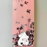 Bogmærke Karton med Mumi & Snorkfrøkenen, kram,knus, kærlighed, kærester, rosa, lyserødt, mumi, moomin, bogmørke, læser, læsehest, elsker, bøger, bogorm, boggave, børnebog, boggave, mumidalen, sølv, flot, fint, gave, gaveide, bkmk61