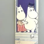 Bogmærke Karton med Mumimor & Mumifar, mumi, mor, far, moomins, bmkm62,, riviera, blå, creme, voksne, bogmørke, læser, læsehest, elsker, bøger, bogorm, boggave, børnebog, boggave, mumidalen, sølv, flot, fint, gave, gaveide,