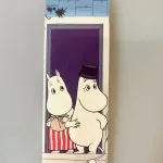 Bogmærke Karton med Mumimor & Mumifar, mumi, mor, far, moomins, bmkm62,, riviera, blå, creme, voksne, bogmørke, læser, læsehest, elsker, bøger, bogorm, boggave, børnebog, boggave, mumidalen, sølv, flot, fint, gave, gaveide,