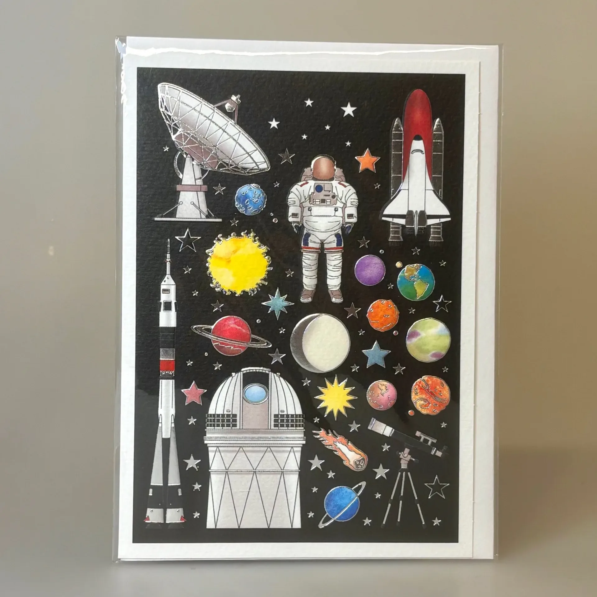 Dobbeltkort med Kuvert - Astronaut & Planeter Dobbeltkort med Kuvert - Astronaut & Planeter, særligt, luksus, kulørt, sejt, planeter, stjerner, rumskib, raketter, astronaut, stjernekikkert, kosmisk, astrofysik, luksus, gavekort, symbolsk, gave, gavekort, gaveide, biti, ribe, relief, præget, ophøjet,