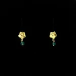 Forgyldte Ørenringe Lille Blomst med Grøn Agat, 102, agat, klar, grøn, ægte, guld, forgyldt, guldbelagt, sølv, blomster, blomsterknop, små, petit, fine, femine, yndige, søde, korte, dingle, hæne, hængere, studs, stikkere, ørestikkere, flower, dansk, design, susanne friis bjørner, cph, moderne, feminie, til børn, til piger, dagligdags, klassiske, smarte, tidsløse, kvalitet, smukke, biti, ribe, 5672,