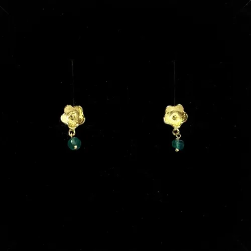 Forgyldte Ørenringe Lille Blomst med Grøn Agat, 102, agat, klar, grøn, ægte, guld, forgyldt, guldbelagt, sølv, blomster, blomsterknop, små, petit, fine, femine, yndige, søde, korte, dingle, hæne, hængere, studs, stikkere, ørestikkere, flower, dansk, design, susanne friis bjørner, cph, moderne, feminie, til børn, til piger, dagligdags, klassiske, smarte, tidsløse, kvalitet, smukke, biti, ribe, 5672,