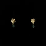 Forgyldte Ørenringe Lille Blomst med Grøn Agat, 102, agat, klar, grøn, ægte, guld, forgyldt, guldbelagt, sølv, blomster, blomsterknop, små, petit, fine, femine, yndige, søde, korte, dingle, hæne, hængere, studs, stikkere, ørestikkere, flower, dansk, design, susanne friis bjørner, cph, moderne, feminie, til børn, til piger, dagligdags, klassiske, smarte, tidsløse, kvalitet, smukke, biti, ribe, 5672,