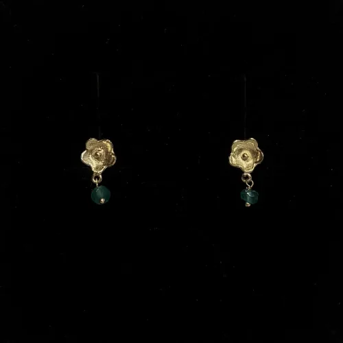 Forgyldte Ørenringe Lille Blomst med Grøn Agat, 102, agat, klar, grøn, ægte, guld, forgyldt, guldbelagt, sølv, blomster, blomsterknop, små, petit, fine, femine, yndige, søde, korte, dingle, hæne, hængere, studs, stikkere, ørestikkere, flower, dansk, design, susanne friis bjørner, cph, moderne, feminie, til børn, til piger, dagligdags, klassiske, smarte, tidsløse, kvalitet, smukke, biti, ribe, 5672,