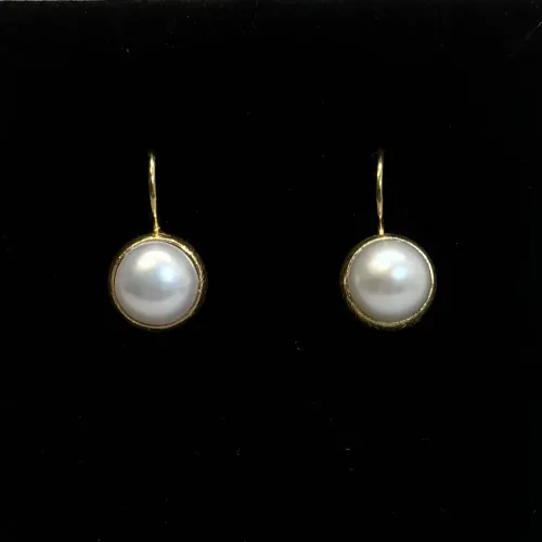 Guld Ørenringe Børstede med Runde Hvide Perler, indfattede, børstet, organisk, håndlavet, ægte, perler, hvide, ferskvands, kultur, dansk, design, susanne friis bjørner, sterling, sølv, guld, guldbelagt, gyldne, guldøreringe, ørehængere, bøjle, smarte, tidsløse, tidløst, elegante, klassiske, elegante, stilede, stilige, stilsikre, business, woman, fest, hverdag, på job, moderne, tilbud, luksus, gave, gaveide, fødselsdag, rund, brud, brudesmykker, konfirmation, konfirmand, konfirmationsgave, inn, oppe i tiden, 5033, biti, ribe